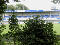 905120 Gezicht op de grote tribune bij het hoofdveld van de U.S.V. Elinkwijk op het Elinkwijk Sportpark (Theo ...